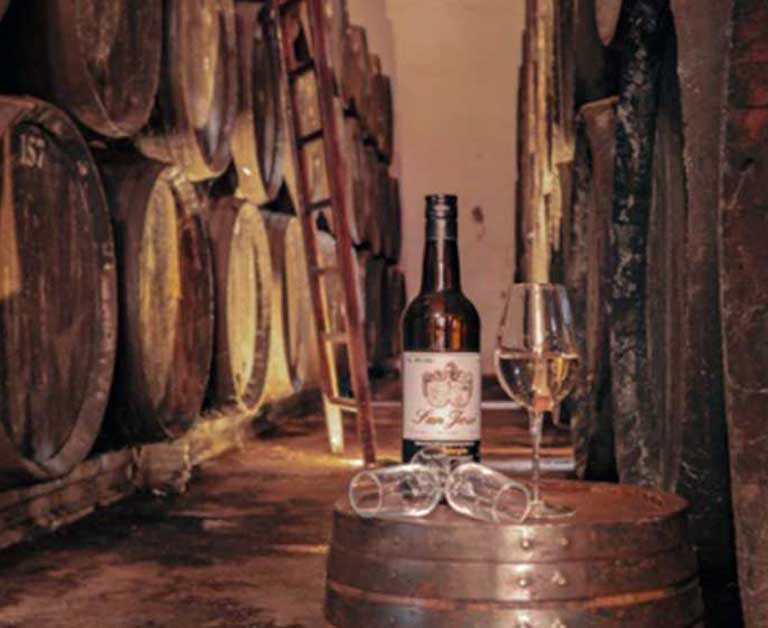 Proceso de crianza del vino en barricas de roble