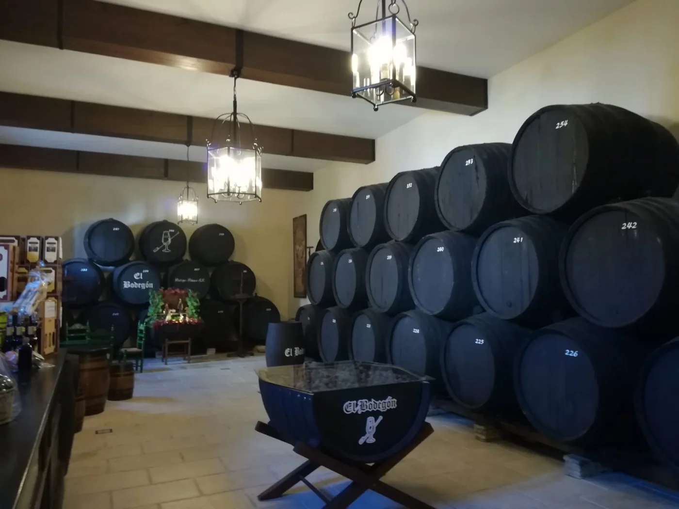 Bodega tradicional con barricas de vino
